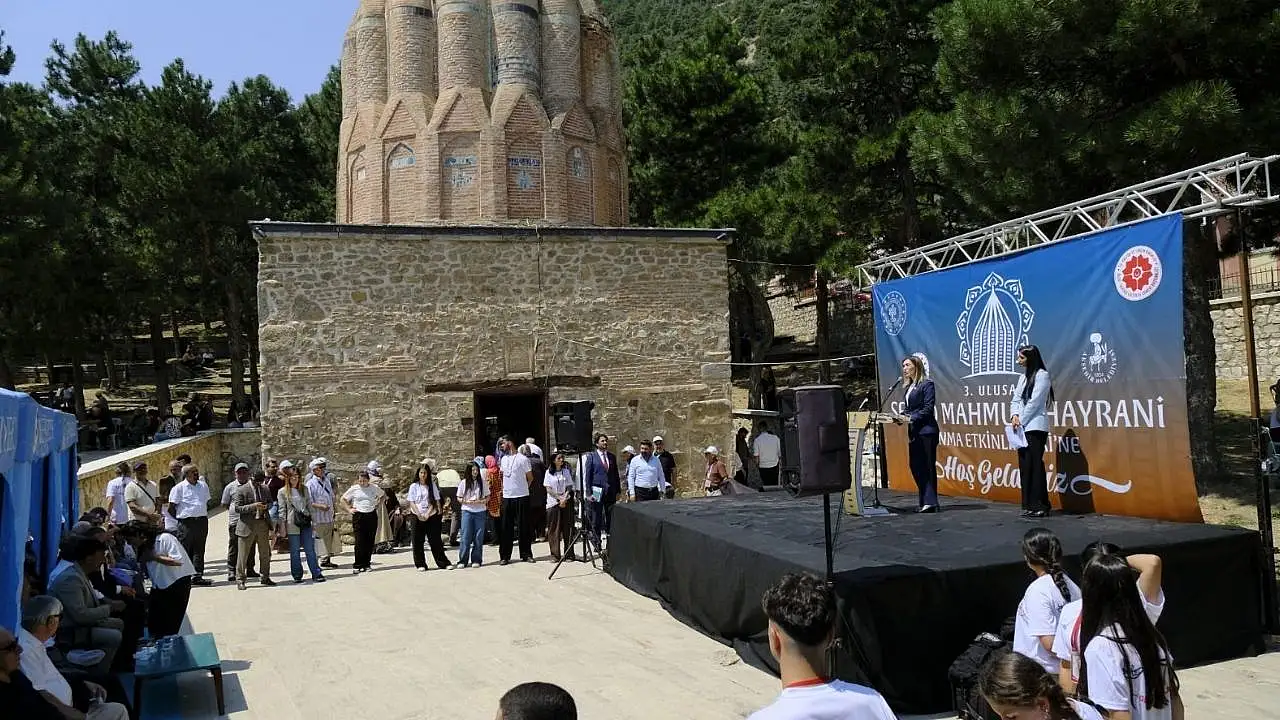 Akşehir'de Seyyid Mahmud Hayrani anıldı