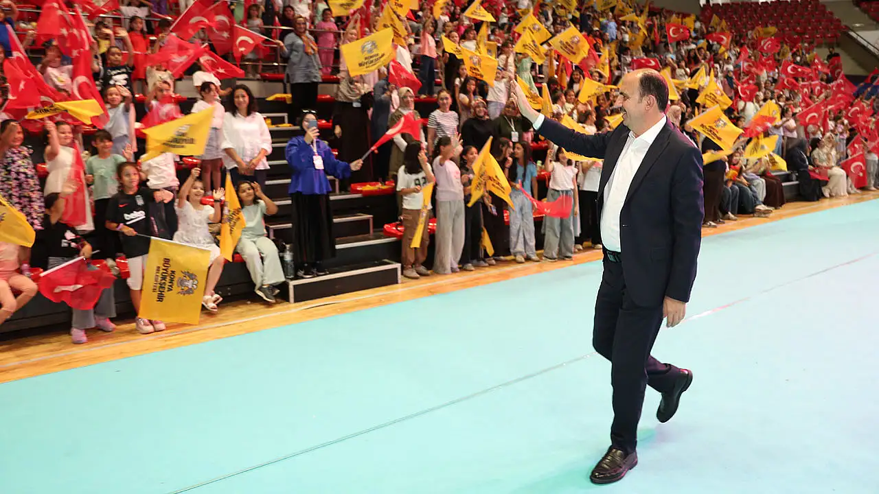 Başkan Altay, Genç KOMEK kapanışında binlerce öğrenciyle buluştu