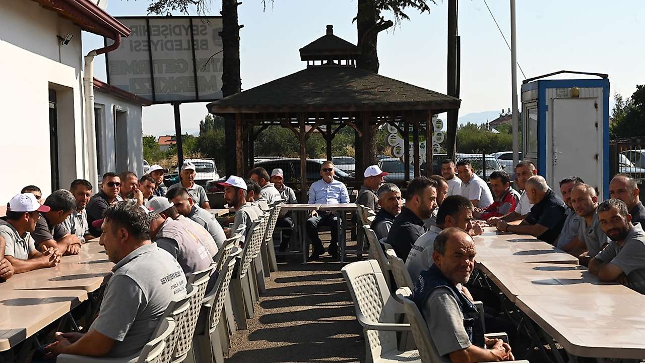 Başkan Ustaoğlu, mesai başlangıcını personeliyle yaptı
