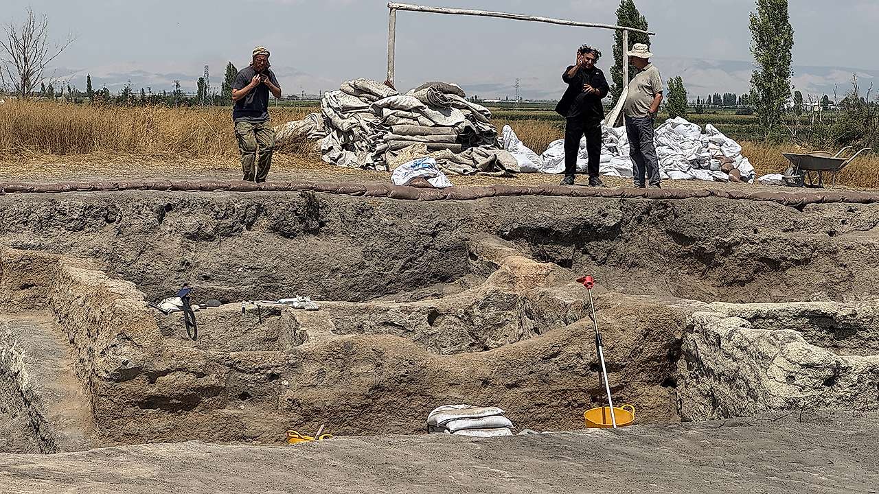 Konya'da 8 bin yıllık gizem: Çatalhöyük'te 8 bebek iskeleti bulundu