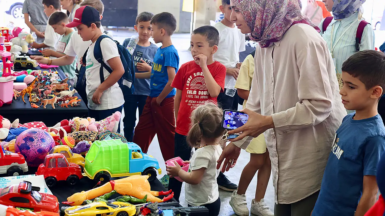 Konya'da çocuklar kendi tezgahını kurdu: 300 stantlık oyuncak pazarı