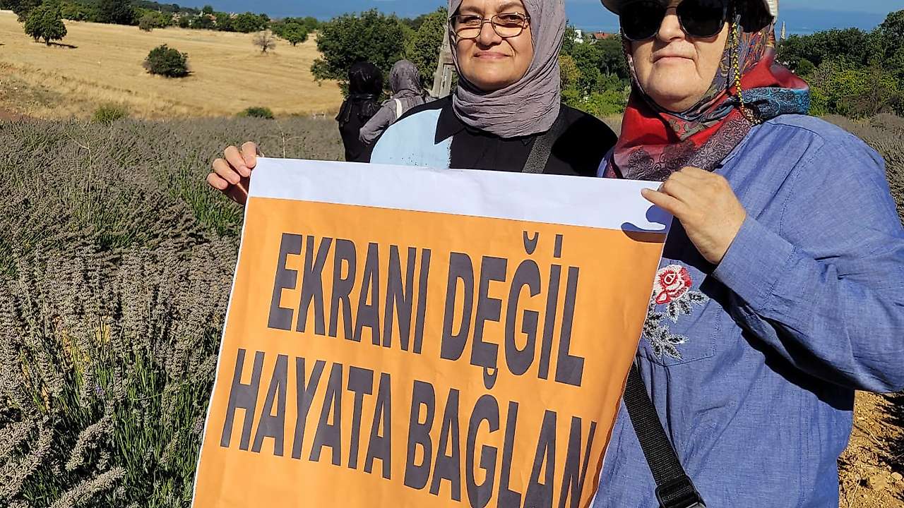 Konya'da dikkat çeken eylem: Lavantaların arasından seslendiler