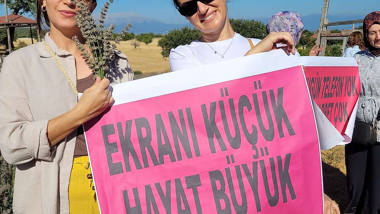Konya'da dikkat çeken eylem: Lavantaların arasından seslendiler