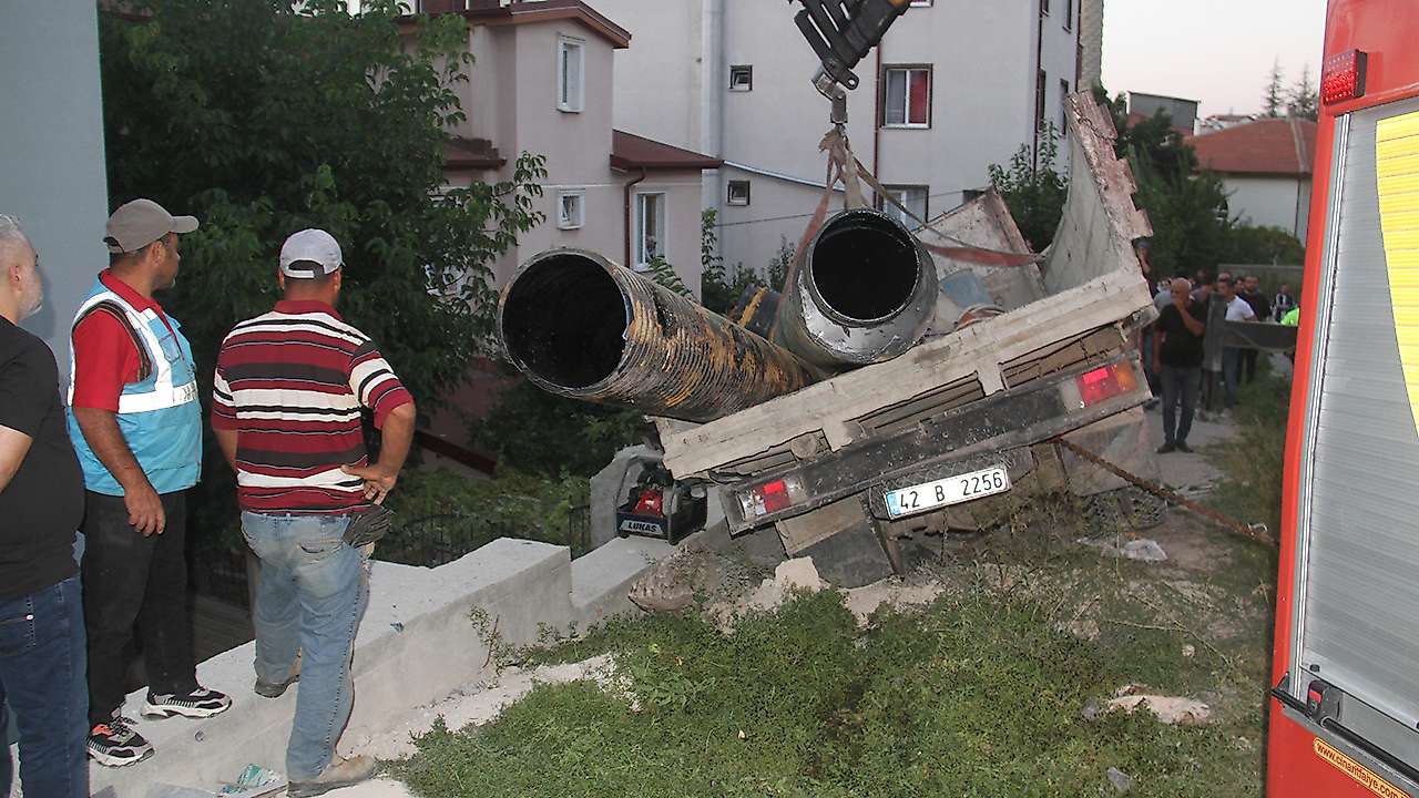 Konya'da faciadan dönüldü! Kamyoneti durdurmak isterken sıkıştı