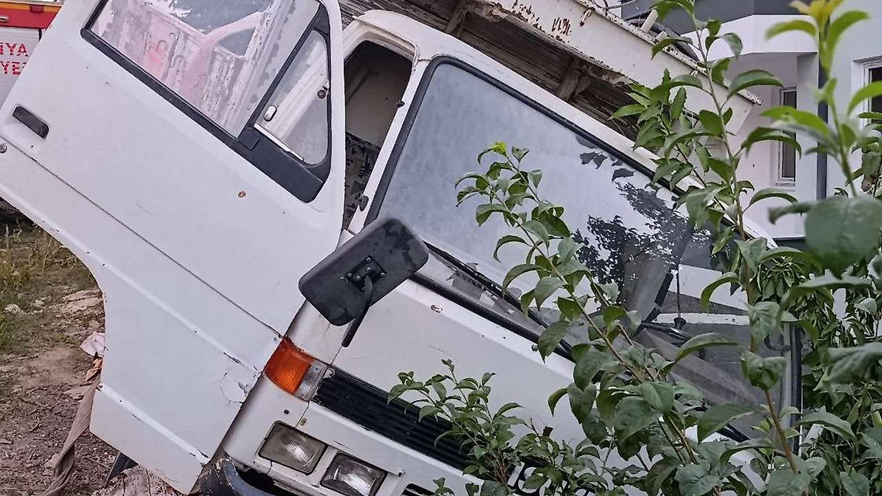 Konya'da faciadan dönüldü! Kamyoneti durdurmak isterken sıkıştı