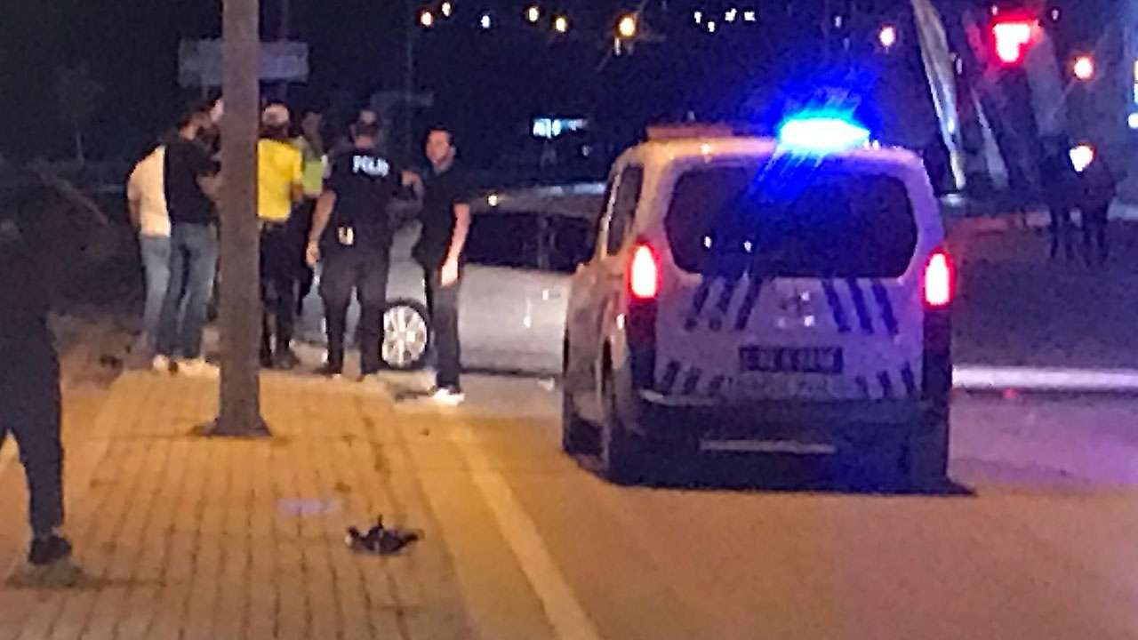 Konya'da kontrolden çıkan otomobil direğe çarptı