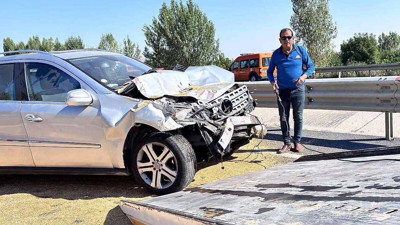 Konya'da makam aracına buğday yüklü römork çarptı: 4 yaralı