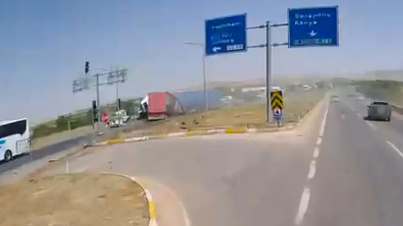 Konya'da ölüm getiren kaza! Tırın araçlara daldığı anlar kamerada
