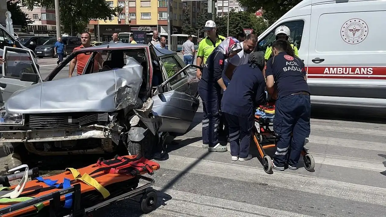 Konya'da otomobil yayaya çarpıp direğe saplandı