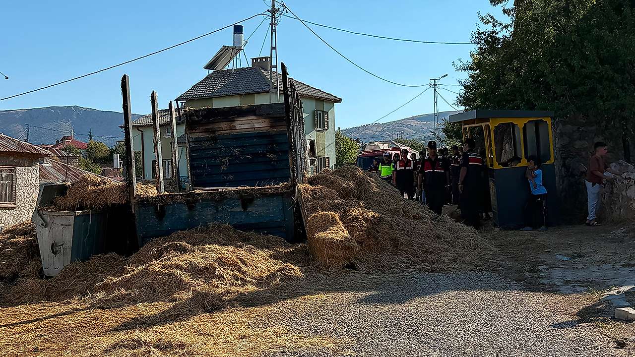 Konya'da panik anları! Saman yüklü kamyon alevler içind ekaldı