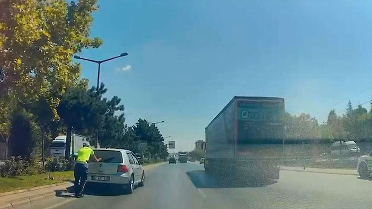 Konya'da trafik polisinin örnek davranışı takdir topladı