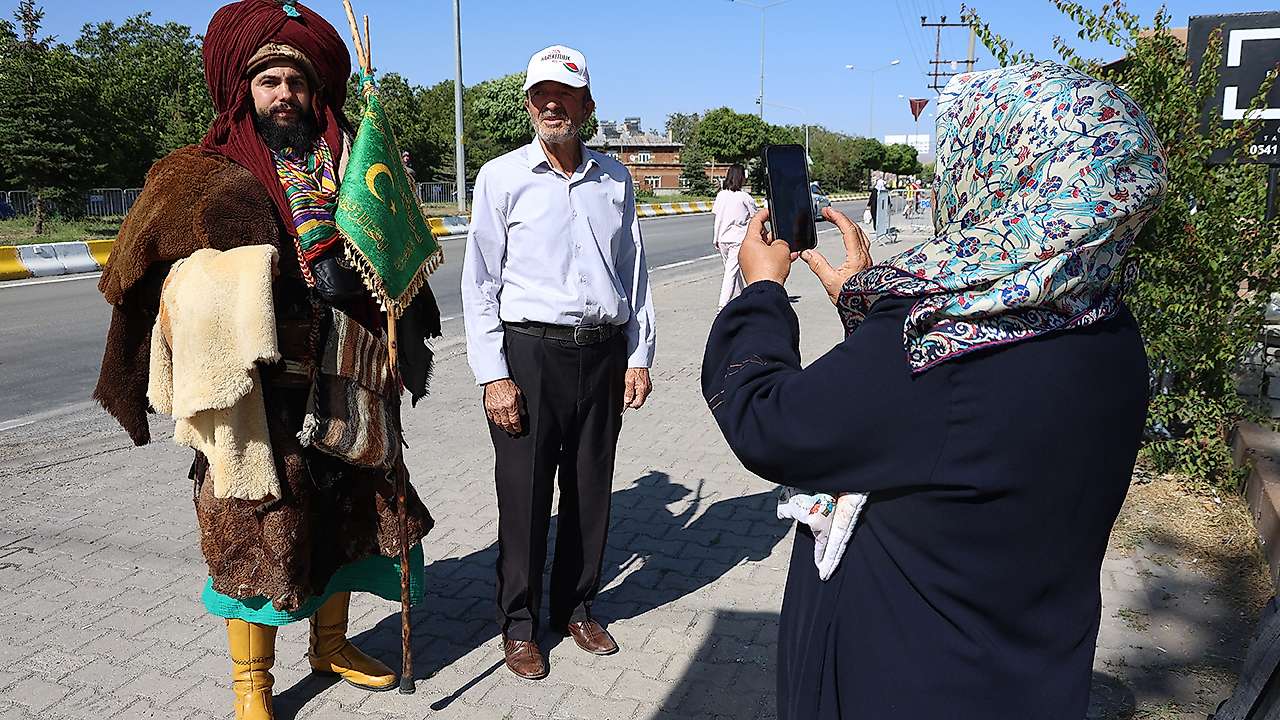 Konya'dan Ahlat'a cumhurbaşkanı için gitti: Kıyafeti ilgi odağı oldu