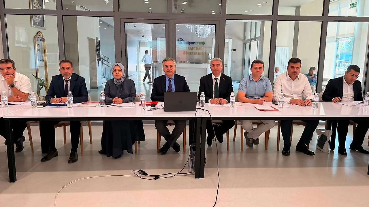 Konya'nın 31 ilçesi Karapınar'da eğitim için toplandı