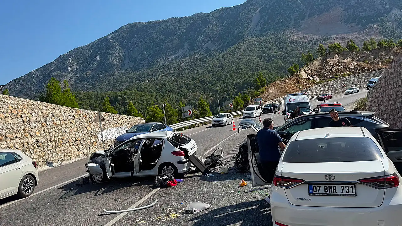 Konya yolunda feci kaza! Karşı şeride geçip 3 araca çarptı