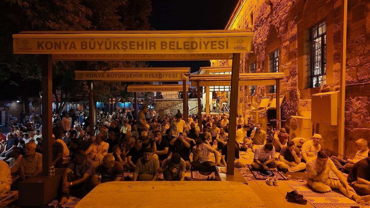 Konya'da Mevlid Kandilinde camiler doldu taştı