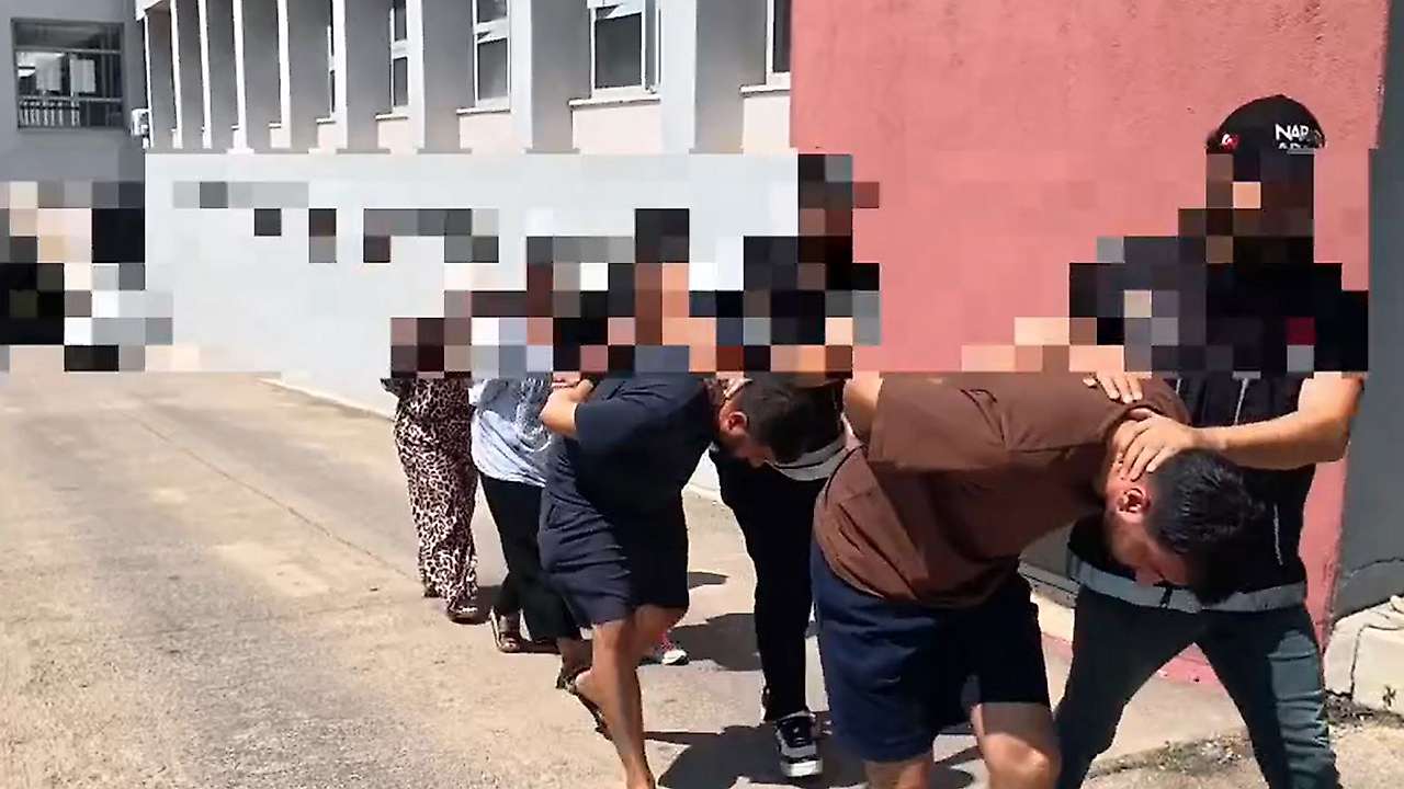 Röntgen filmini gören polisler şaştı: Midelerinden kilolarca çıktı