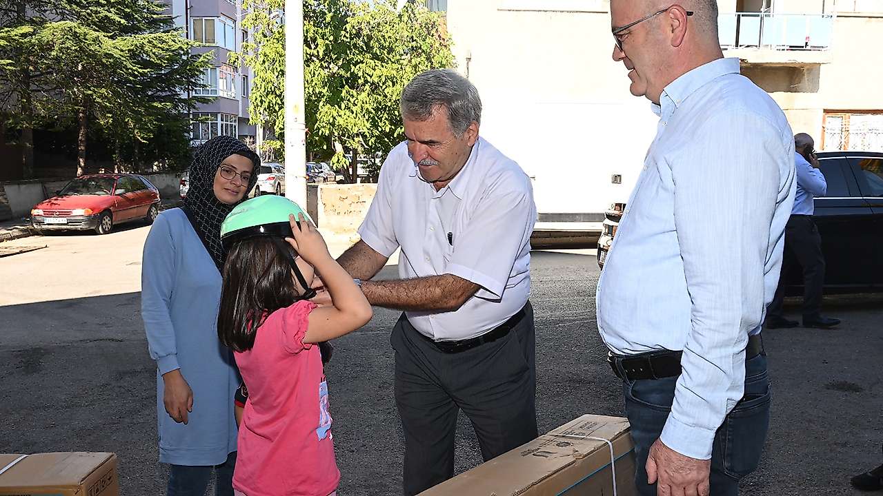 Seydişehir'de sabah namazına katılan çocuklara bisikletleri teslim edildi