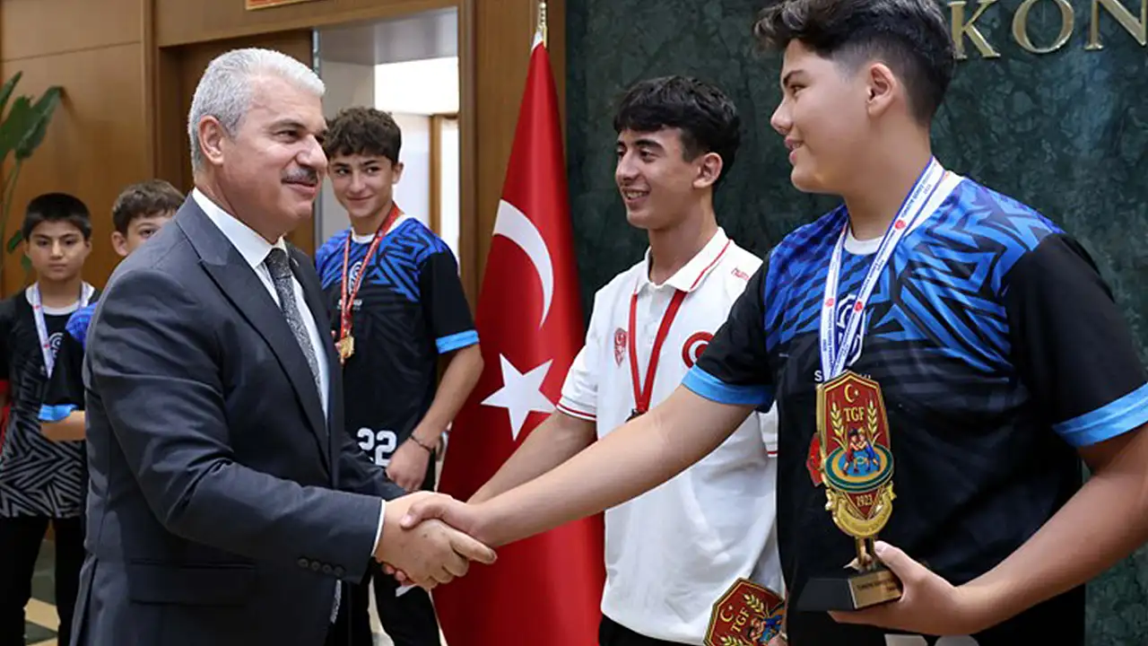 Vali Akın, şampiyon güreş takımını makamında ağırladı