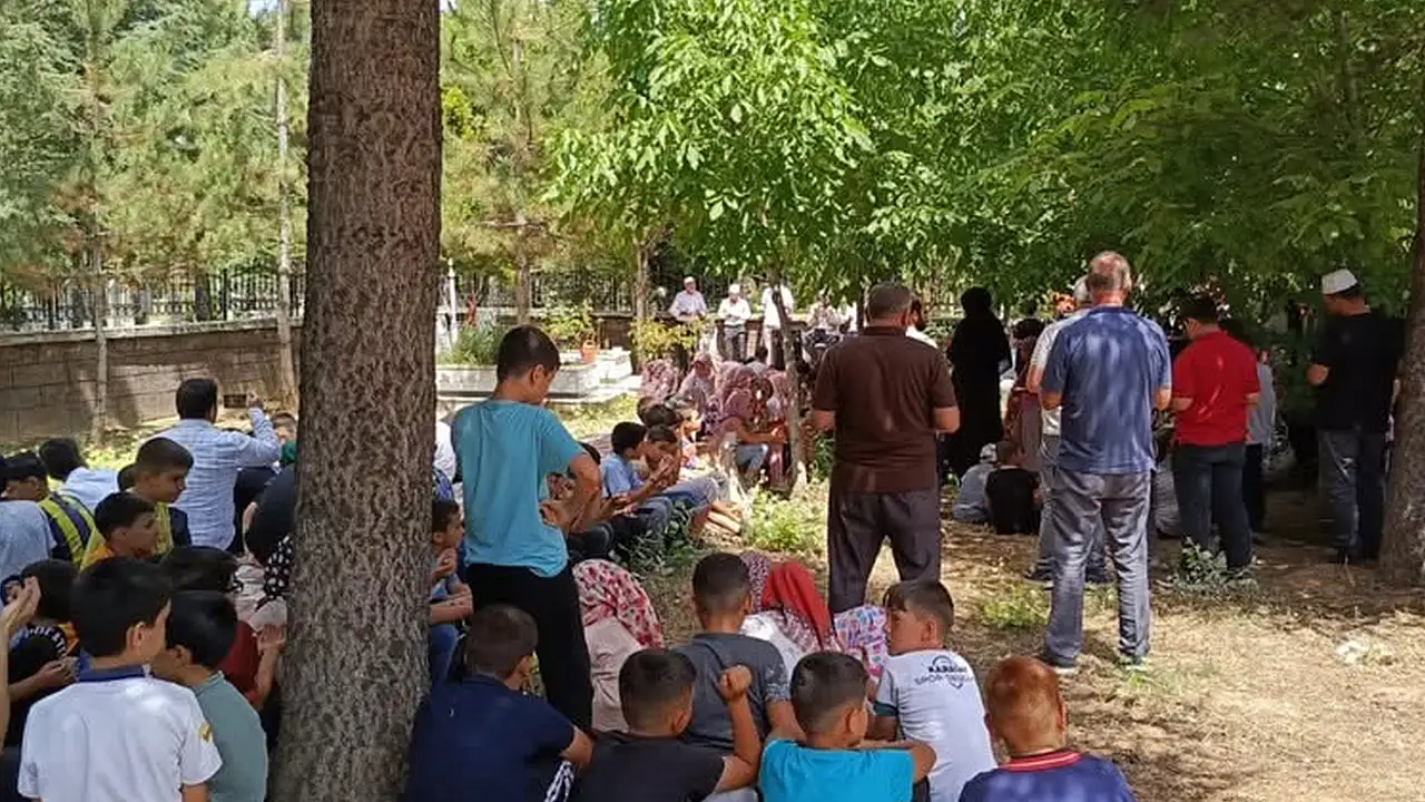 Yaz Kur'an kursu öğrencilerinden şehitlere vefa