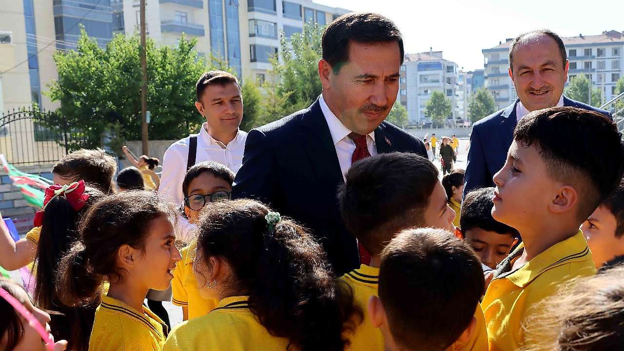 Başkan Kılca ilk ders zilinde öğrencilerle buluştu
