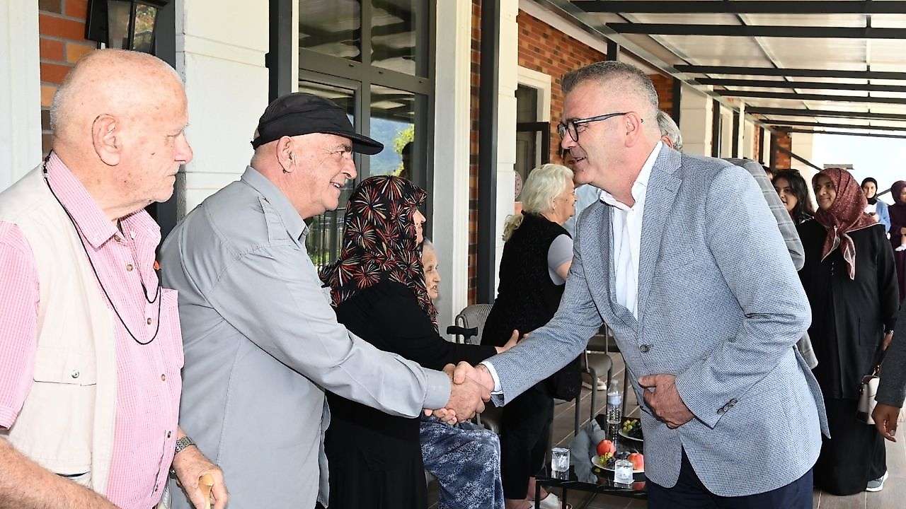 Başkan Ustaoğlu'ndan çınarla vefa