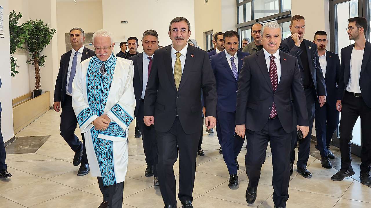 Cumhurbaşkanı yardımcısı, Konya'da gençlere ve üniversitelere seslendi