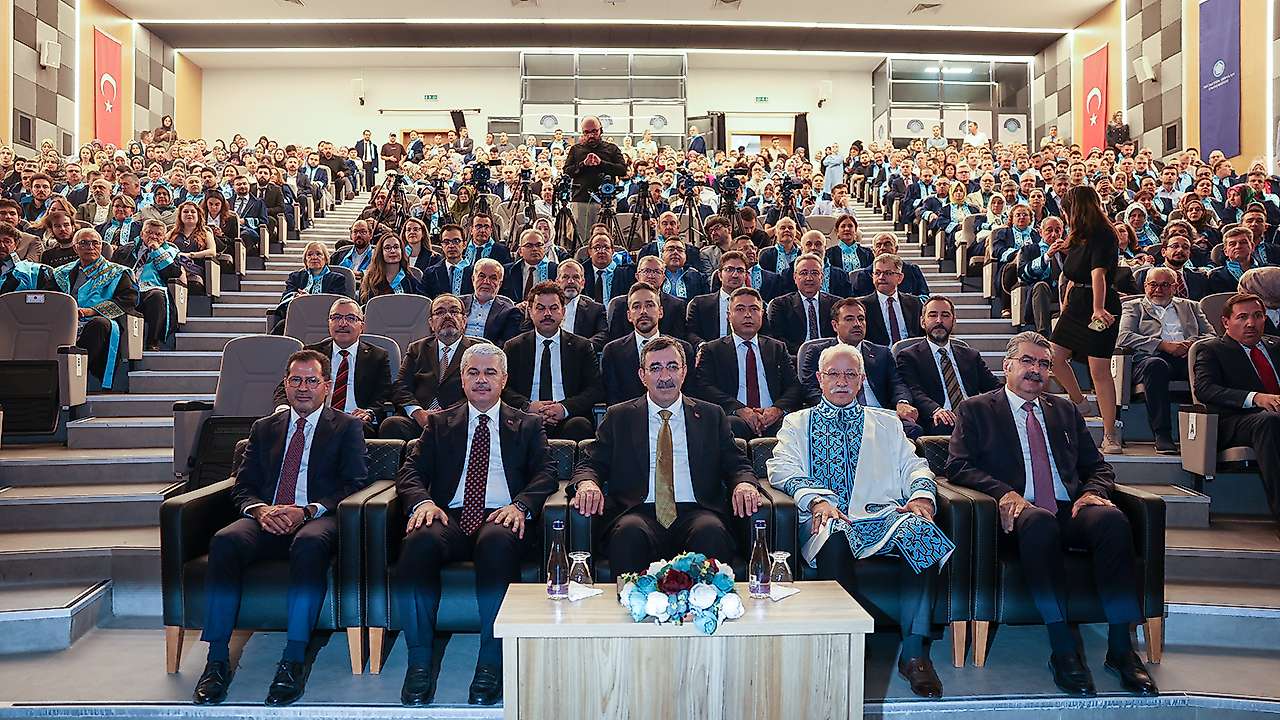 Cumhurbaşkanı yardımcısı, Konya'da gençlere ve üniversitelere seslendi