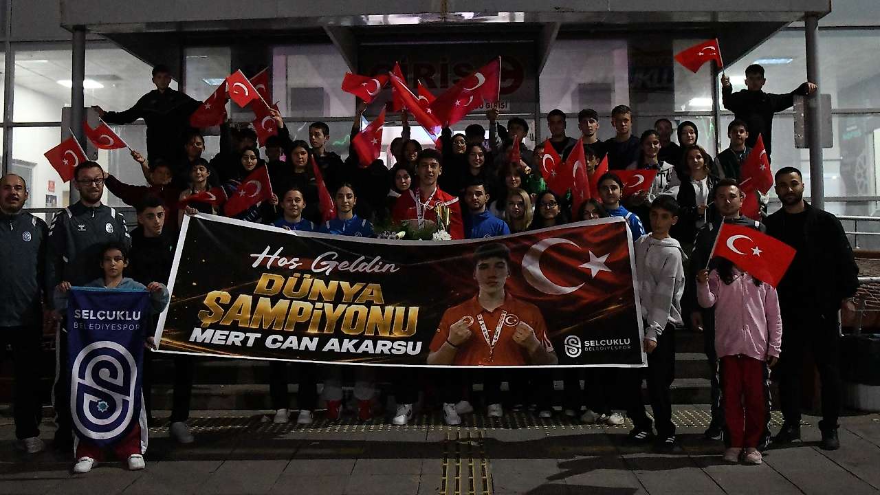 Dünya şampiyonu, Konya'da coşkuyla karşılandı