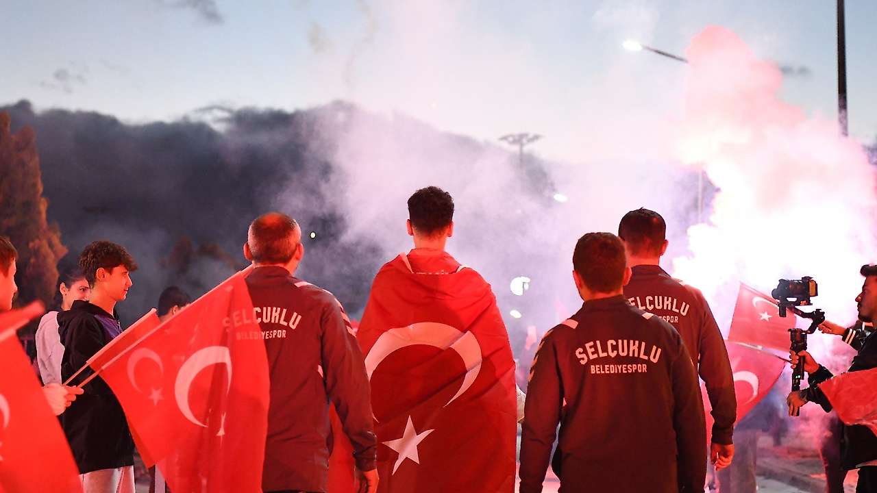 Dünya şampiyonu, Konya'da coşkuyla karşılandı