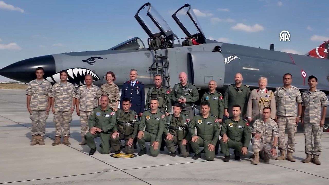 Türk ve İngiliz Generalleri Konya'da uçuş yaptı