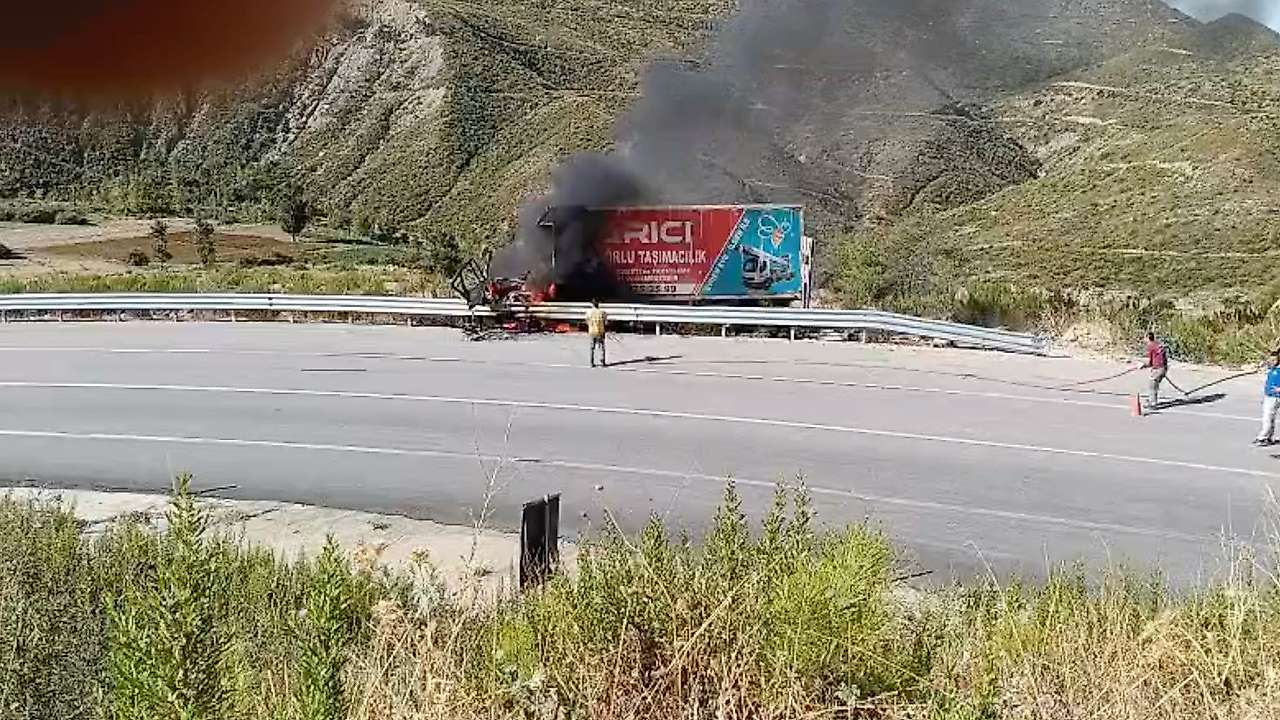 Konya-Antalya yolunda korku dolu anlar! Kamyon alev alev yandı