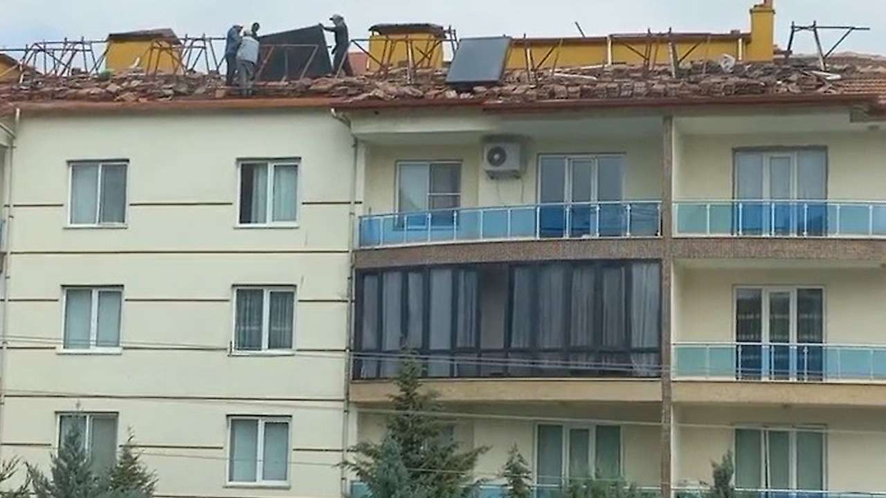 Konya'da çatıda ölümle dans! İşçilerin tehlikeli çalışması kamerada