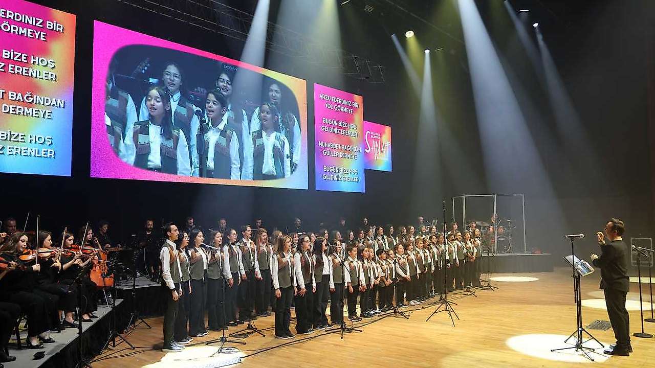 Konya'da çocuklardan sahnede göz dolduran performans