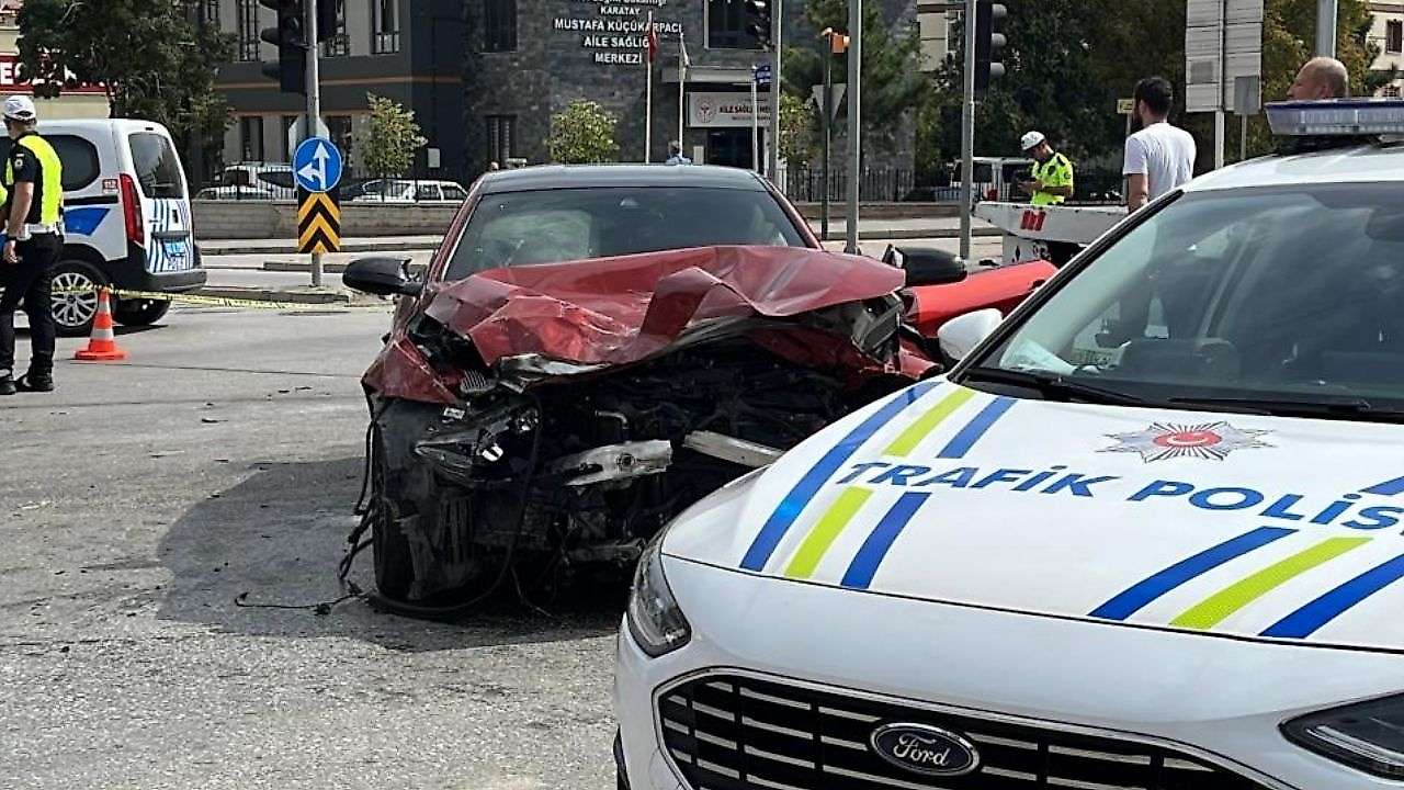 Konya'da feci kaza: 3'ü ağır 4 yaralı
