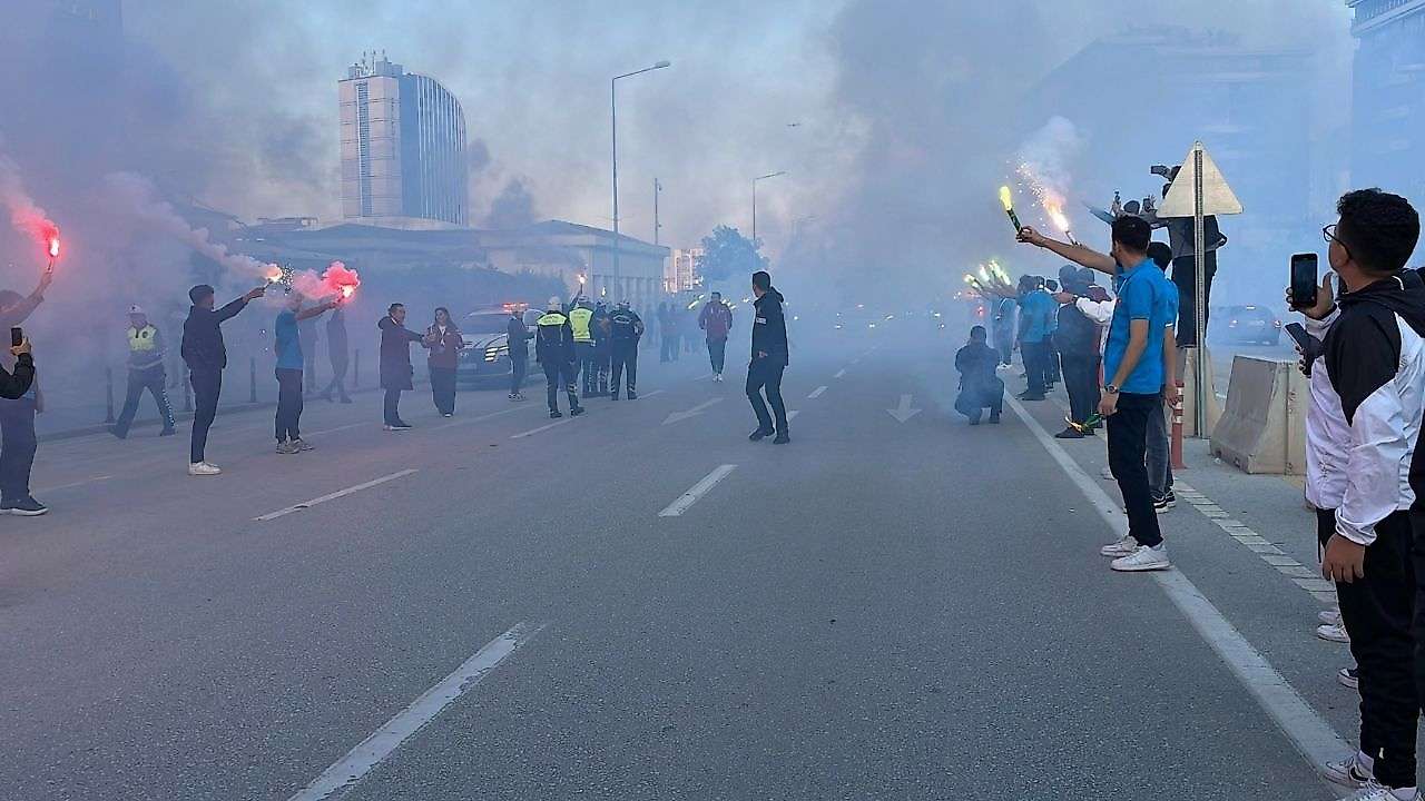 Konya'da Filistin Milli Takımı'na meşaleli karşılama