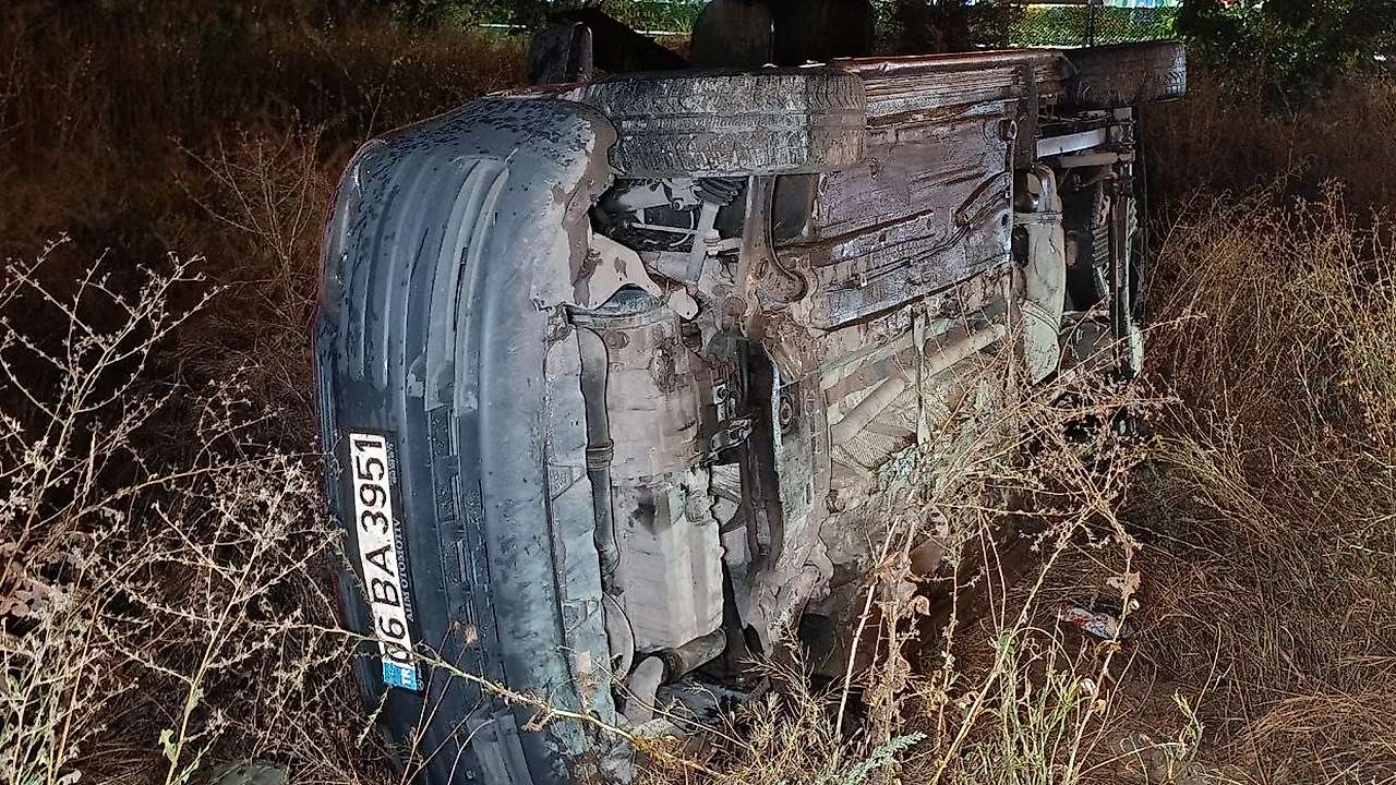 Konya'da yağış, kazayı beraberinde getirdi! Araç şarampole devrildi