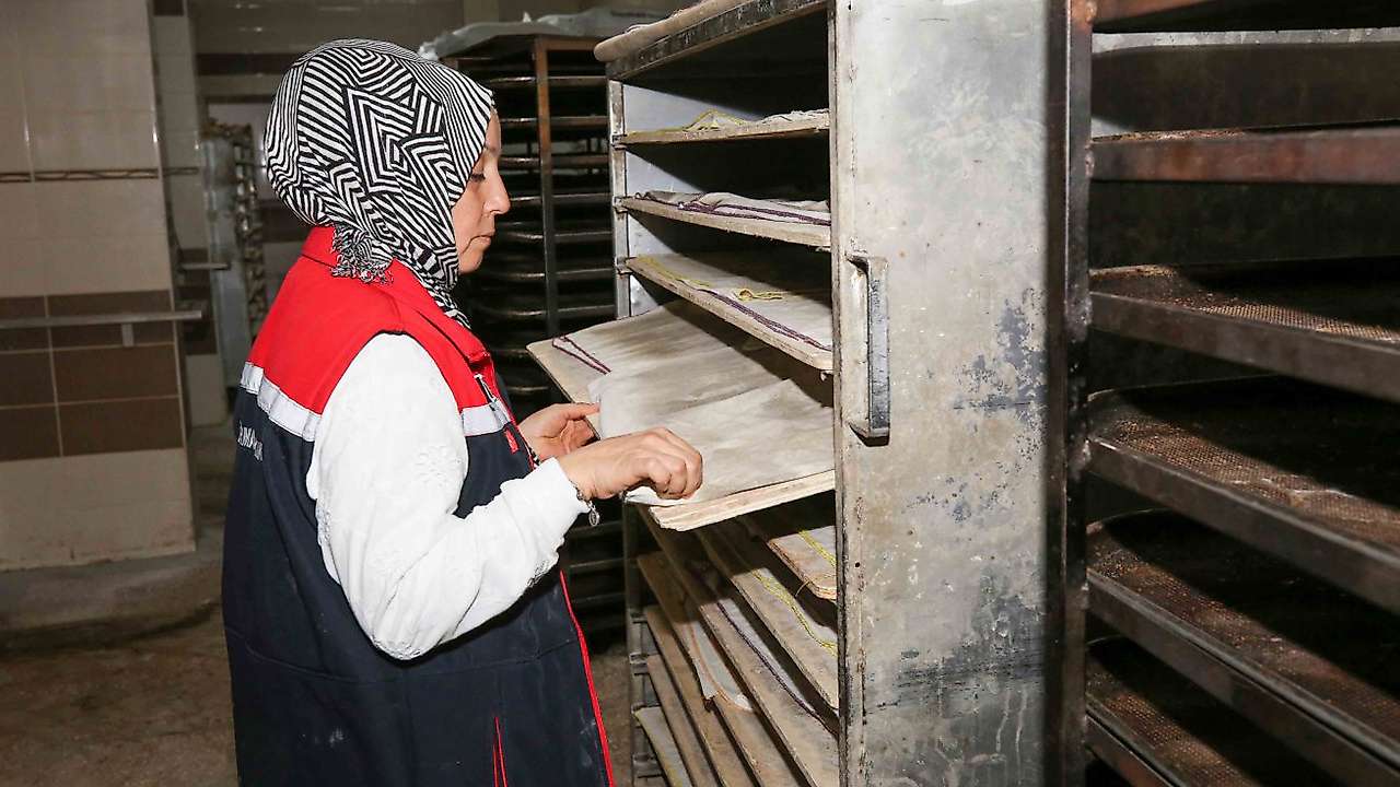 Konya'da zabıta affetmedi: Böcek çıkan fırın mühürlendi