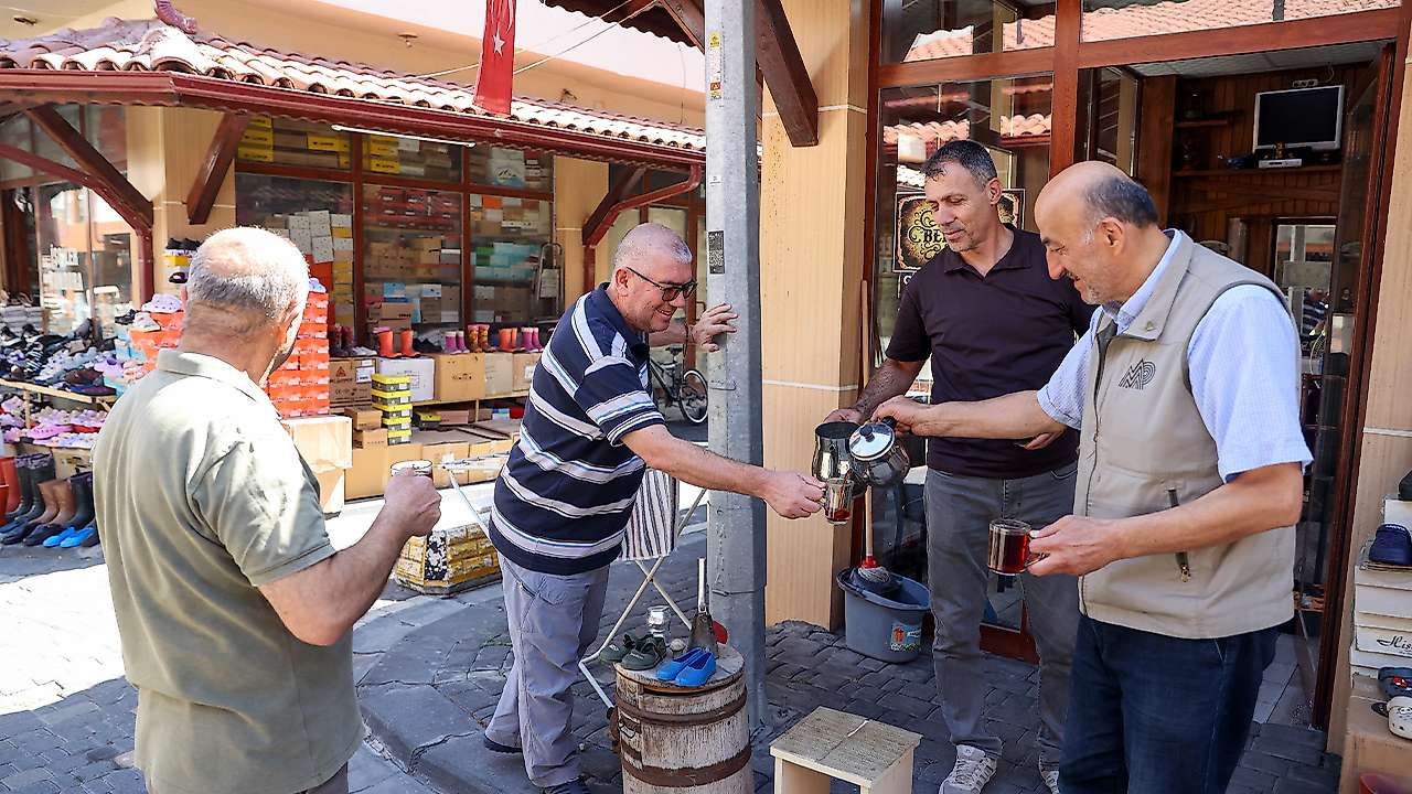 Konya'da zili duyan esnaf çay molasında buluşuyor
