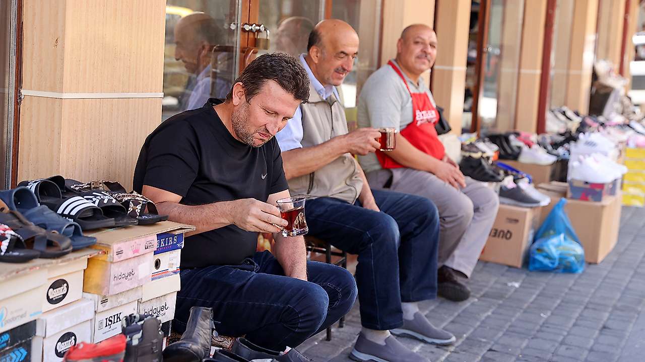 Konya'da zili duyan esnaf çay molasında buluşuyor
