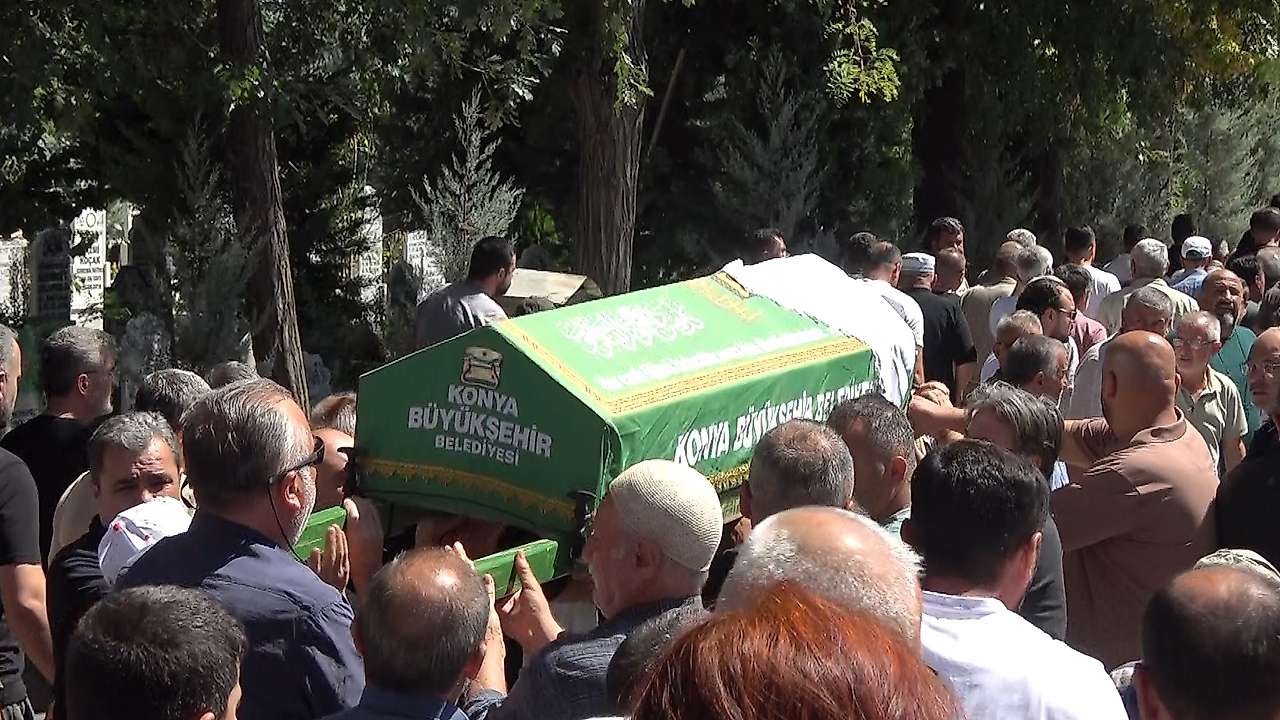 Konya'daki feci kazada hayatını kaybeden çift yan yana defnedildi