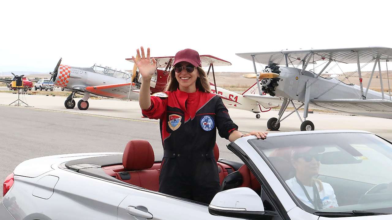 Konya'dan havalanan 6 jet Sivrihisar semalarında gösteri yaptı