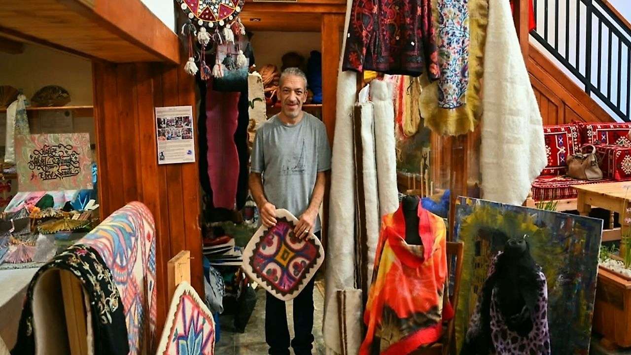 Konya koyununun yünü keçe ustalarının elinde hayat buluyor