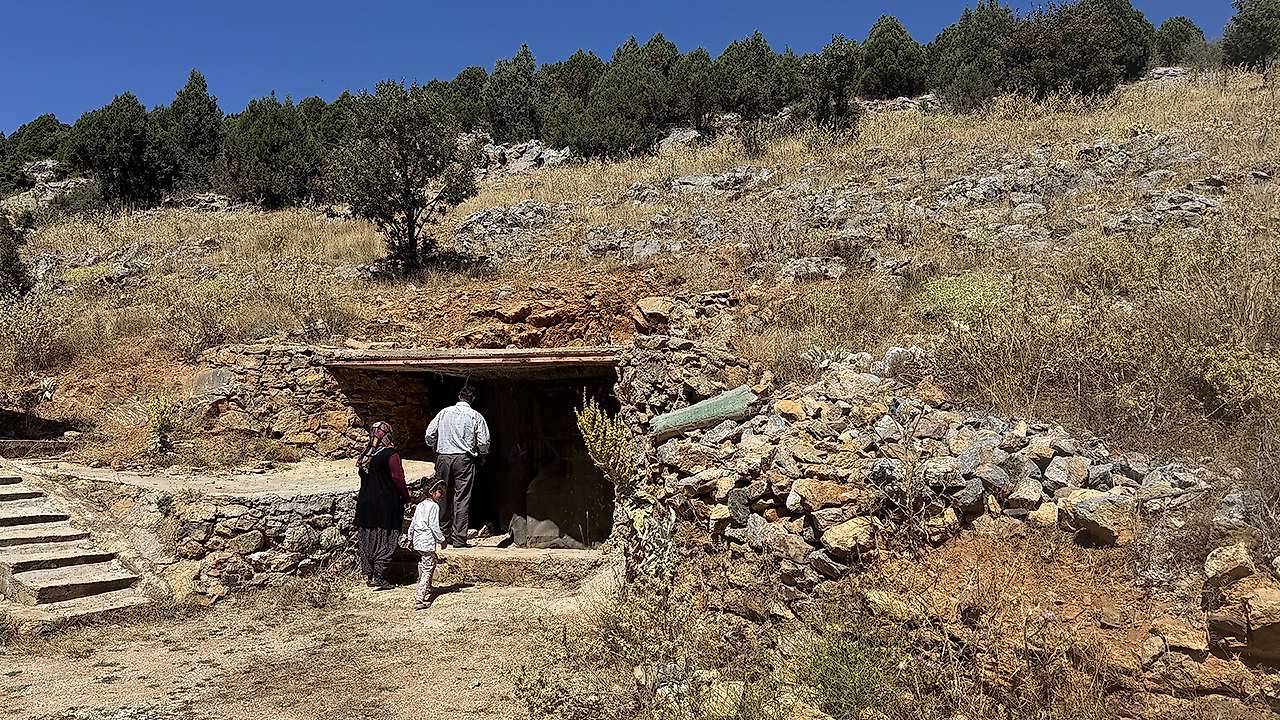 Konya'nın doğal soğuk hava deposu: Peynirler bu mağarada saklanıyor
