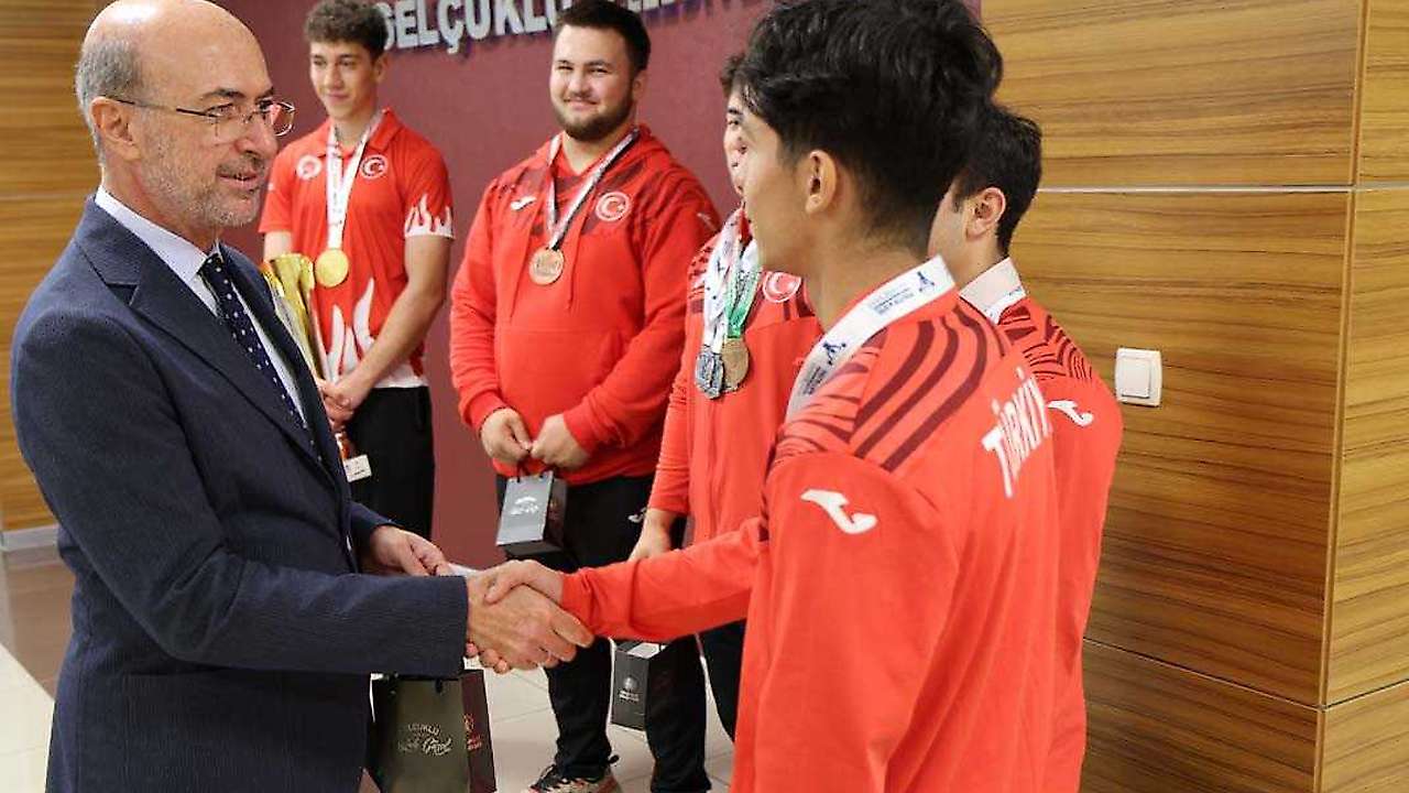 Konya'nın şampiyon sporcuları Başkan Pekyatırmacı'nın konuğu oldu