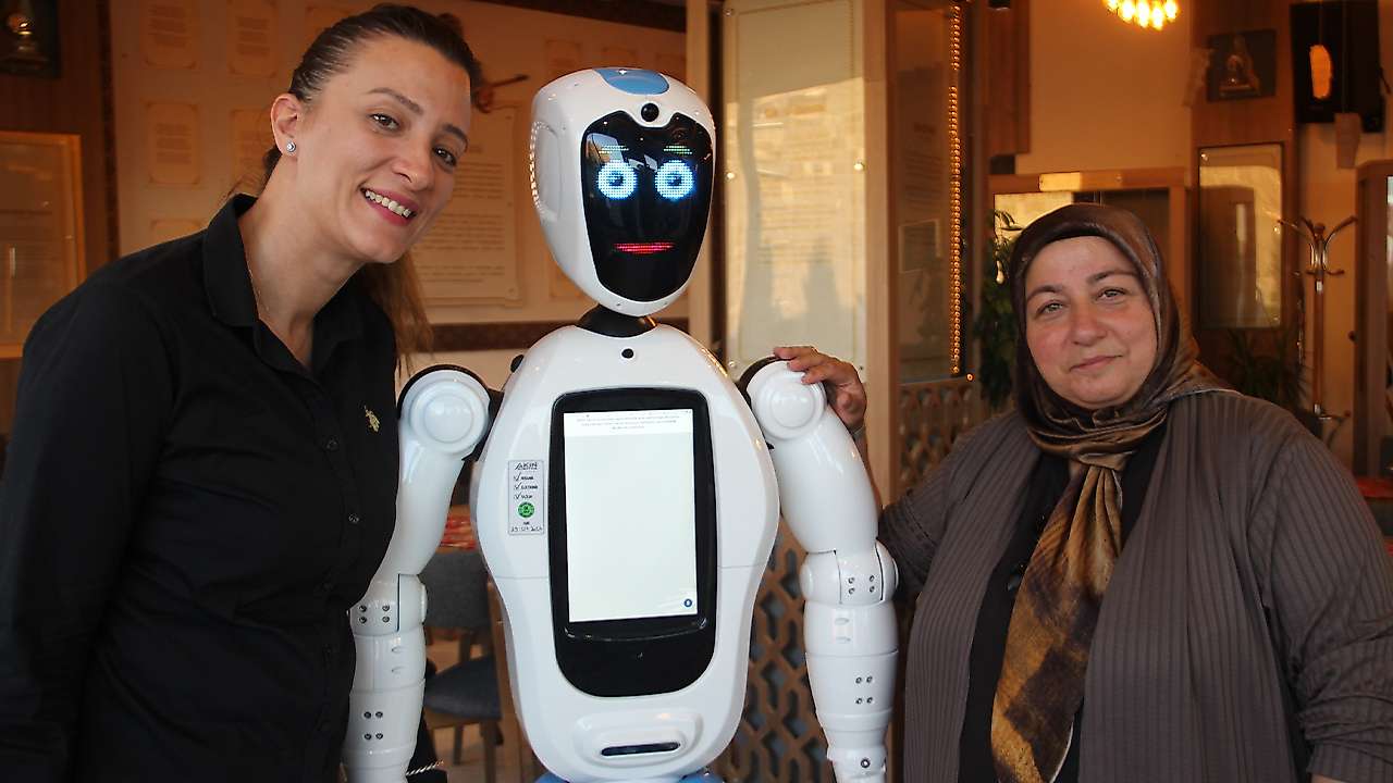 Konya'nın ürettiği insansı robot Erzurum'da dikkatleri üzerine çekti