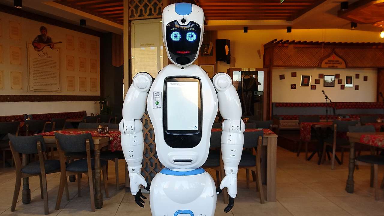 Konya'nın ürettiği insansı robot Erzurum'da dikkatleri üzerine çekti