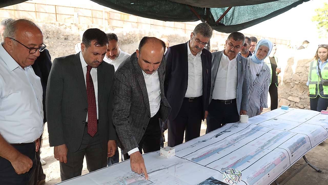 Konya protokolü Larende Kapısı kazı çalışmalarını yerinde inceledi