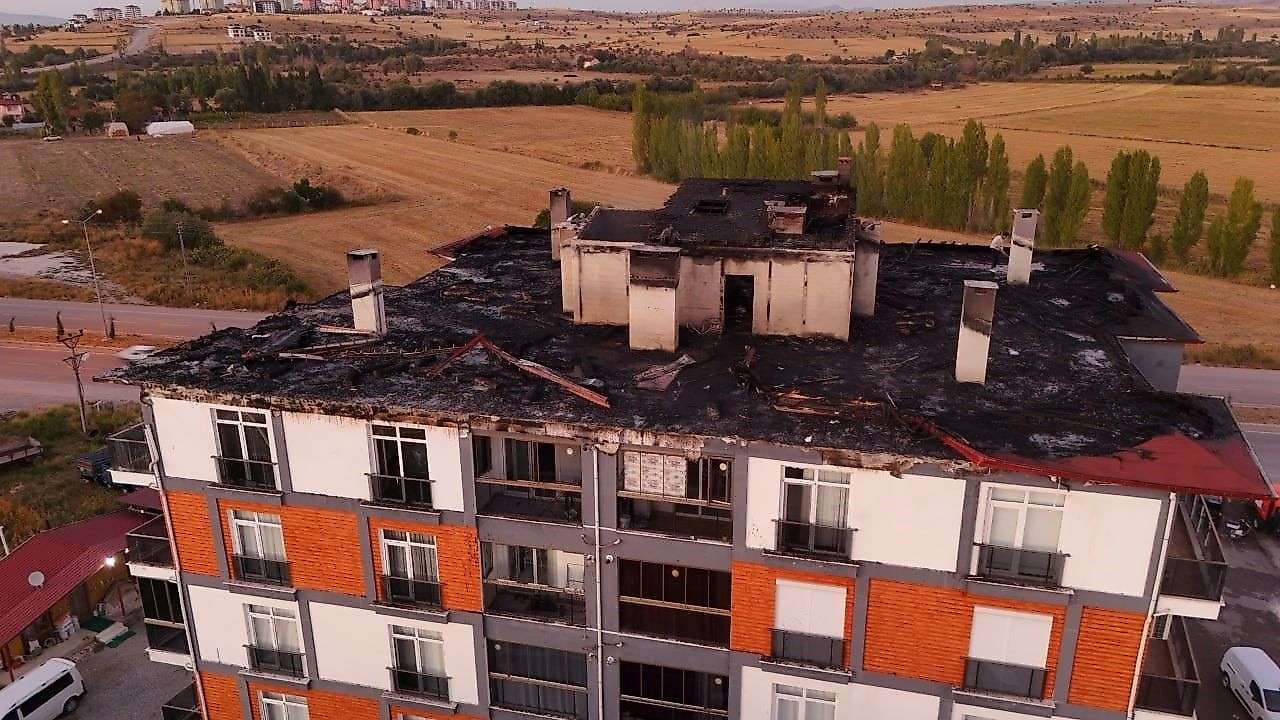 Konya'da 5 katlı apartman çatısı küle döndü