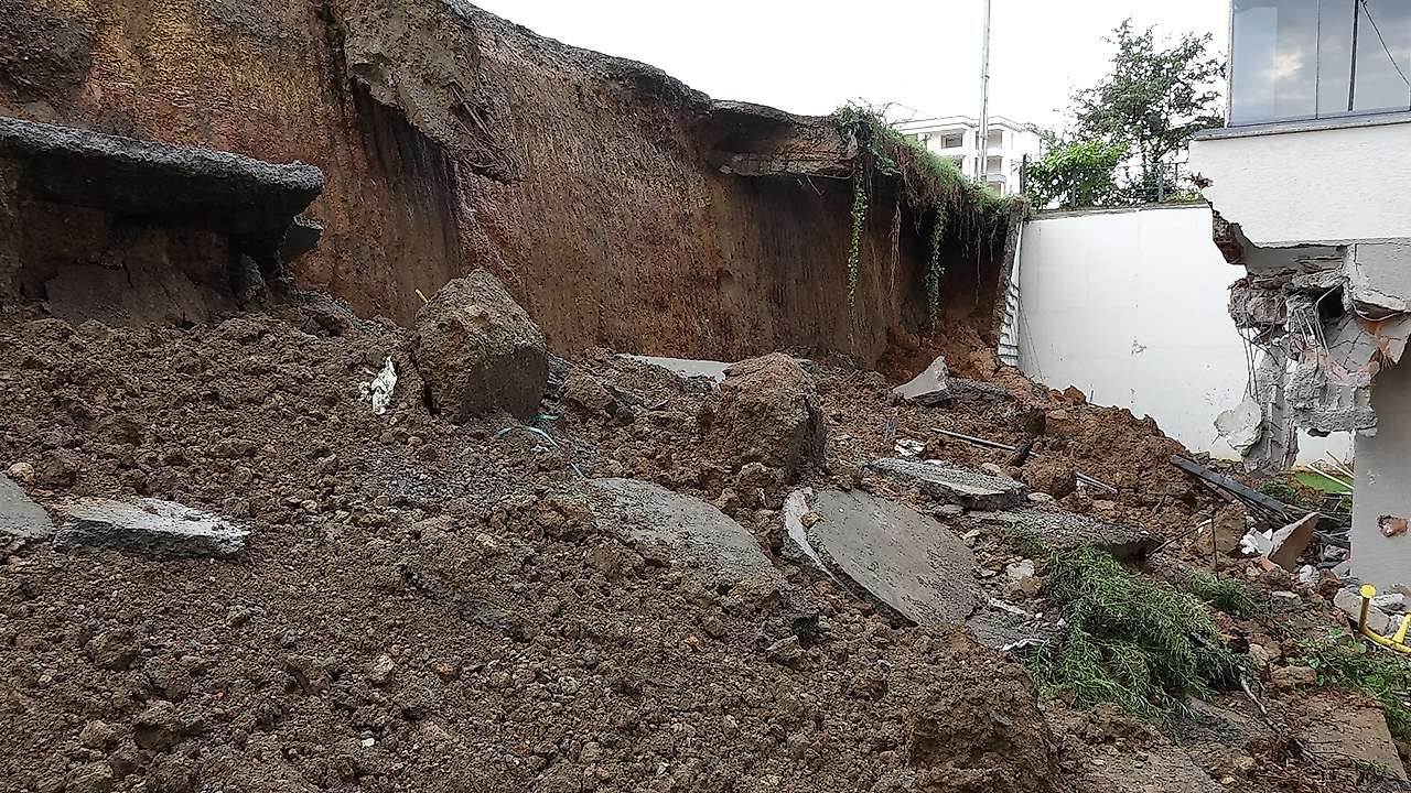 Trabzon'da sel felaketi: Araçlar sulara gömüldü binalar boşaltıldı