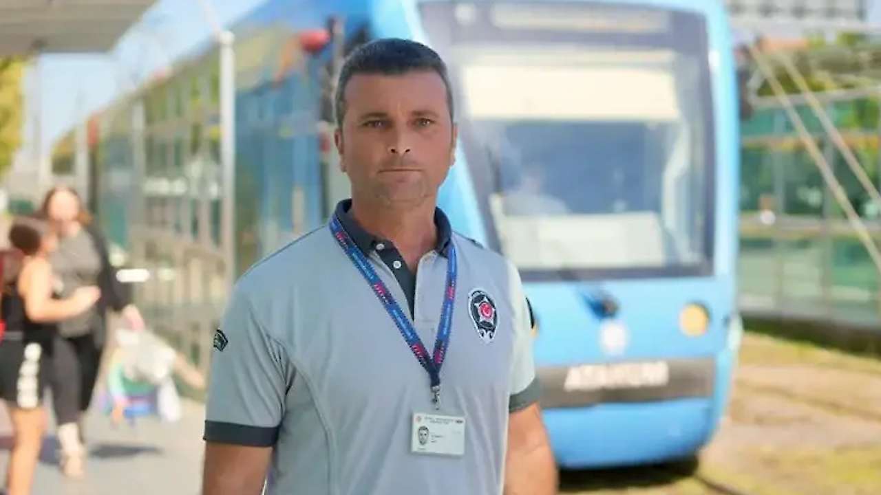 Tramvaya koşan çocuğu son anda kurtardı: 'Kendi kızım aklıma geldi'